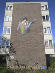 906637 Gezicht op de muurschildering van een meisje dat schommelt, gemaakt door Stein en Wessel Koning ...
